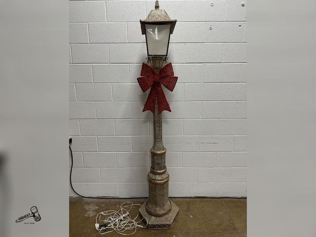 Lot 91-10541 - 7 FOOT HOLIDAY LAMP POST NEEDS REPAIRED DOESN'T LIGHT UP