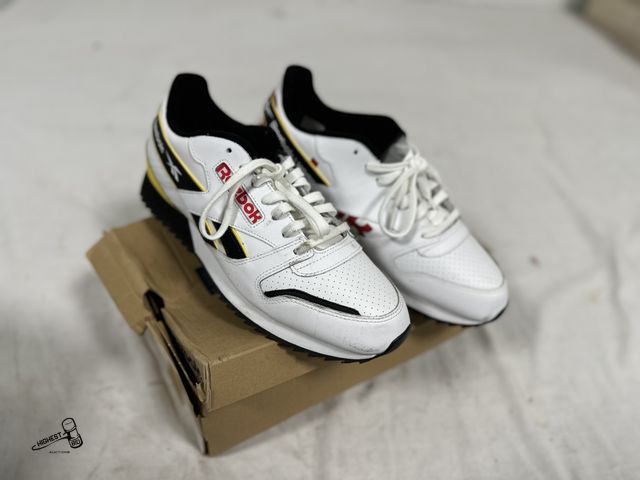 Lot 91-7734 - REEBOK LEATHER RIPPLE RUNNING SHOES - UNISEX - SIZE 10.5 MENS