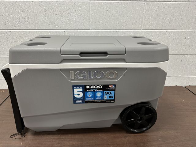 Lot 91-6492 - IGLOO MAXCOLD LATITUDE 90 QUART ROLLER COOLER - FOAM INSULATED - FLIP UP GLIDE HANDLE - COOL RISER T...