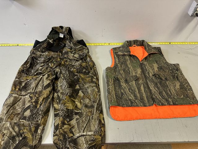 Lot 91-10488 - REMINGTON MULTI-GUARD CAMOUFLAGE INSULATED OVERALLS SIZE LARGE &amp; REVERSIBLE ORANGE/CAMOUFLAGE HU...