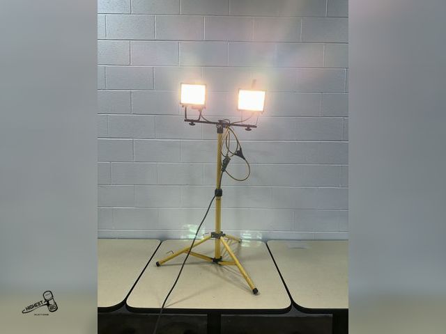 Lot 91-7045 - DUAL HEAD HALOGEN WORK LIGHT WITH TELESCOPING TRIPOD STAND