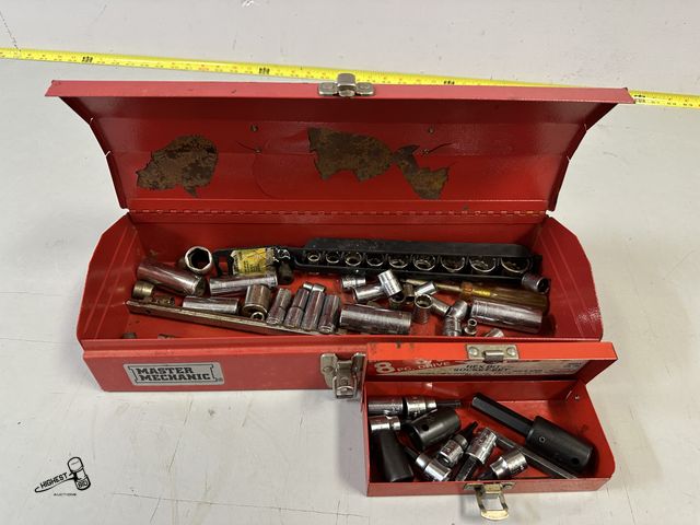 Lot 91-6928 - MASTER MECHANIC METAL TOOLBOX WITH AN 8 PIECE 3/8 DRIVE HEX BIT SOCKET SET AND SEVERAL CRAFTSMAN SOC...