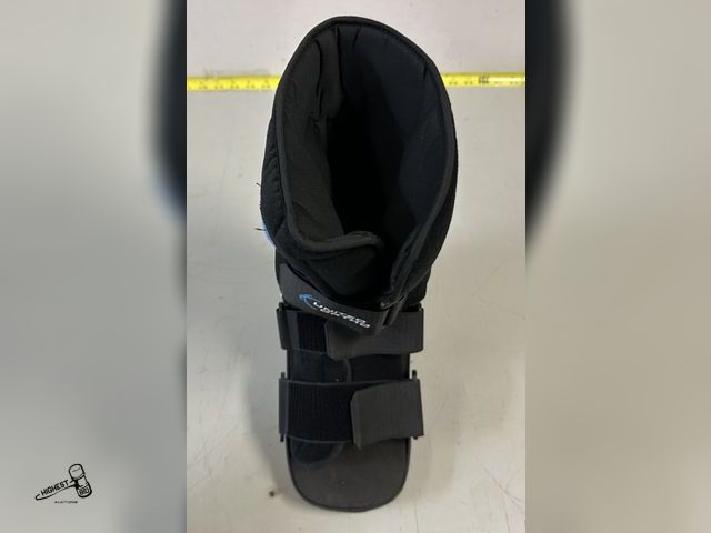 Lot 91-8812 - UNITED ORTHO AIR STABILIZER FRACTURE BOOT SIZE MEDIUM