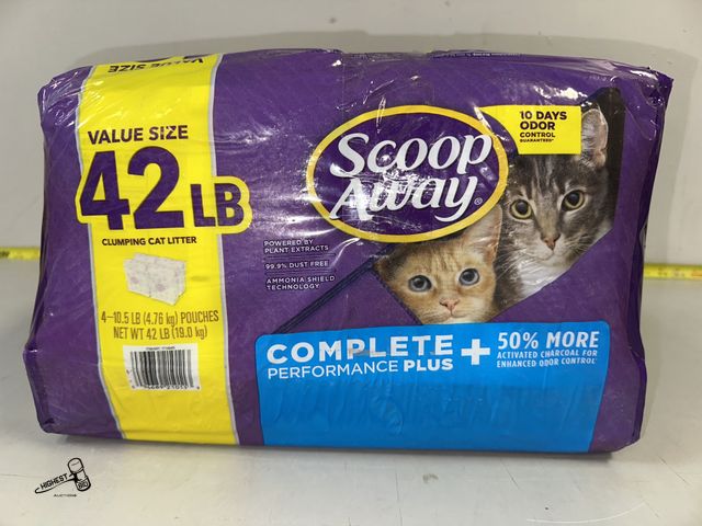Lot 91-8445 - New SCOOP AWAY 42LBS CLUMPING CAT LITER - 4-10.5 POUCHES - COMPLETE PERFORMANCE PLUS