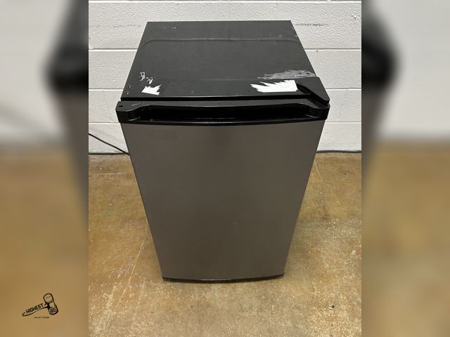 Lot 91-10312 - Mainstays 4.4 cu ft Compact Refrigerator, Single Door Mini Fridge, Stainless Steel Look - TESTED AND...