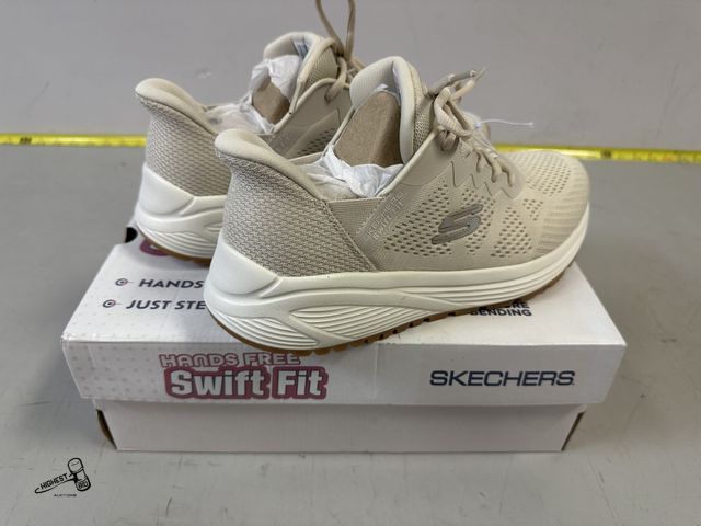 Lot 91-6950 - SKECHERS HANDS FREE SWIFT FIT WOMENS SHOES - SIZE 8 - SLIP ON ATHLETIC SHOES
