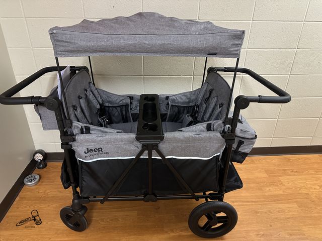 Lot 91-6532 - MSRP $ 599.00 JEEP WRANGLER DELUXE 4 SEATER STROLLER WAGON BY DELTA CHILDREN - GRAY COLOR - 5 SEATIN...