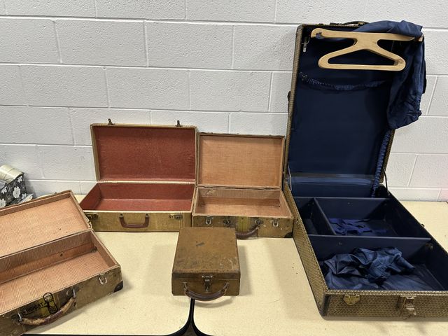 Lot 91-10339 - 5 VINTAGE SUITCASES WITH 3 WOODEN HANGERS
