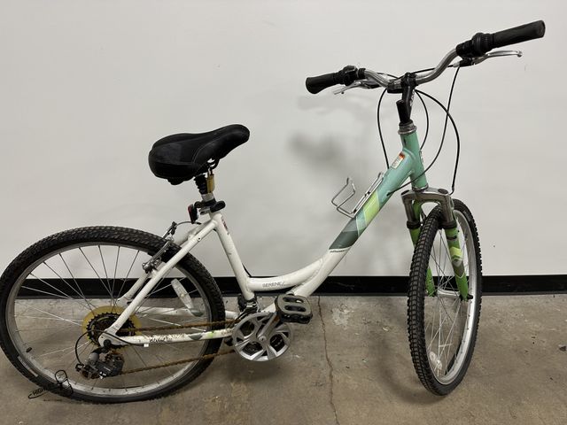 Lot 91-7921 - DIAMONDBACK SERENE CLASSIC 26" 21 SPEED BIKE WITH FRONT SUSPENSION