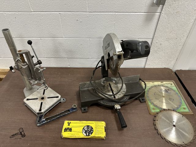 Lot 91-9449 - SKILSAW 10" CHOP SAW &amp; 2 EXTRA BLADES, CRAFTSMAN DRILL PRESS STAND, CHAIN LINK BREAKER &amp; FIL...