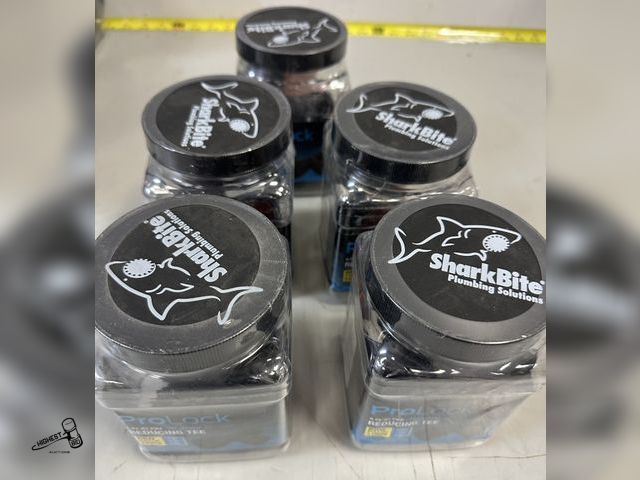 Lot 91-8143 - SHARK BITE PRO LOCK - 3/4" X 1/2" X 1/2" REDUCING TEE - 5 NEW CONTAINERS QTY 3 IN EACH