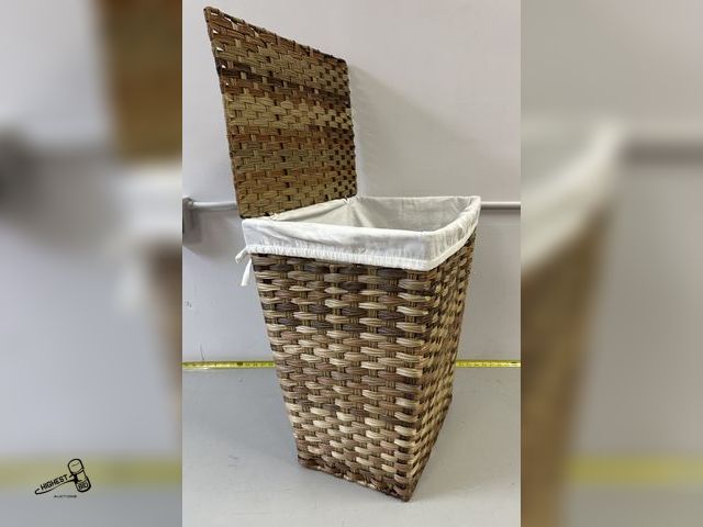 Lot 91-8638 - LAUNDRY HAMPER 20" X 24" X 15"