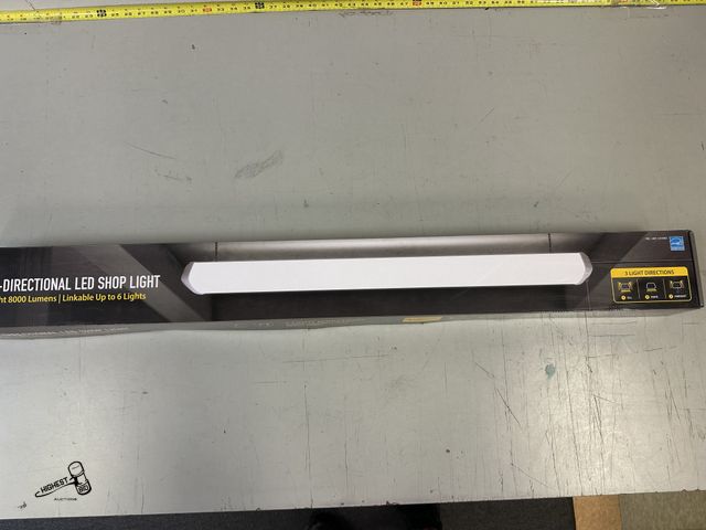 Lot 91-10254 - KODA MULTI-DIRECTIONAL LED SHOP LIGHT - ULTRA BRIGHT 8000 LUMENS/LINKABLE UP TO 6 LIGHTS - 3 LIGHT D...