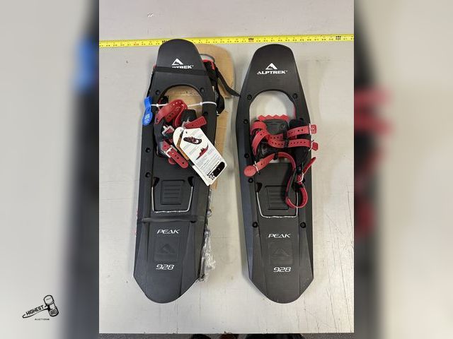 Lot 91-6477 - ALPTREK PEAK SNOWSHOE KIT - RED - LIGHTWEIGHT COMPOSITE DECK - INTEGRATED HEEL LIFT - EASY PILL BIND...