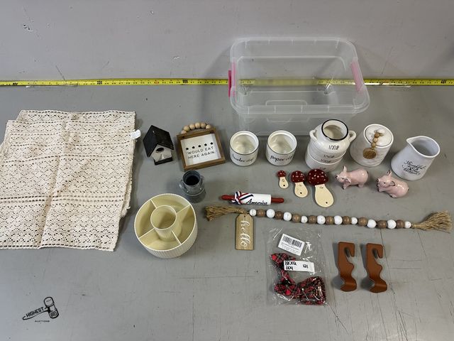 Lot 91-10195 - MISCELLANEOUS LOT : 5 PLACEMATS, MEASURING CUPS, MISC DECOR