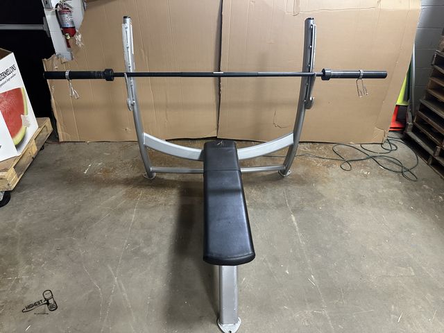 Lot 91-7233 - CYBEX 16010-90 CYBEX OLYMPIC FLAT BENCH - HEAVY DUTY - COMMERCIAL BUILT - COMES WITH OLYMPIC WEIGHT ...