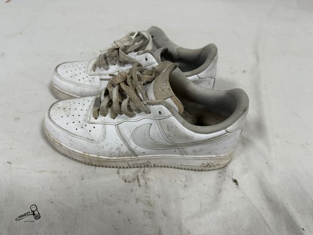 Lot 91-7728 - NIKE AIRFORCE SHOES SIZE 10