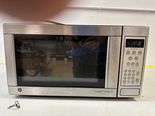 Lot 91-6935 - GE COUNTERTOP MICROWAVE OVEN IN STAINLESS STEEL - USED MICROWAVE - WOULD BE GREAT FOR A MAN CAVE OR ...