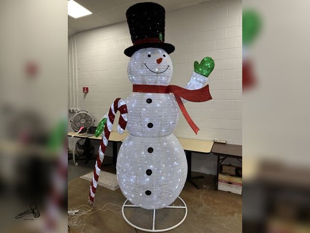 Lot 91-7439 - 9 FOOT SNOWMAN WITH LED LIGHTS - 5 FOOT WIDE