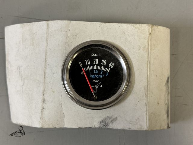 Lot 91-9316 - OIL PRESSURE GAUGE 2"  0-40 P.S.I.