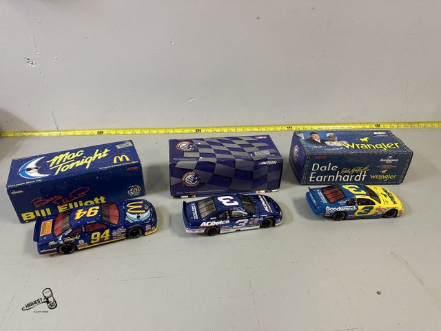 Lot 91-7558 - NASCAR RACING COLLECTIBLES ACTION NASCAR RACING 1:24 SCALE #94 BILL ELLIOTT MAC TONIGHT 1997 FORD TH...