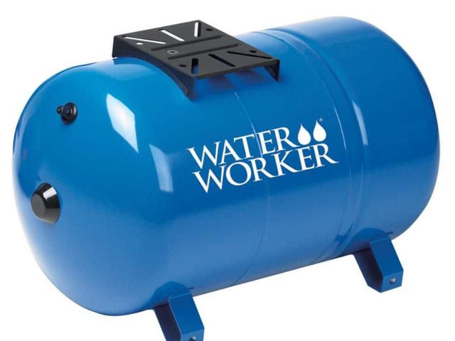 Lot 96-179204 - Water Worker 20 Gal. Horizontal Well Tank MSRP $219 New