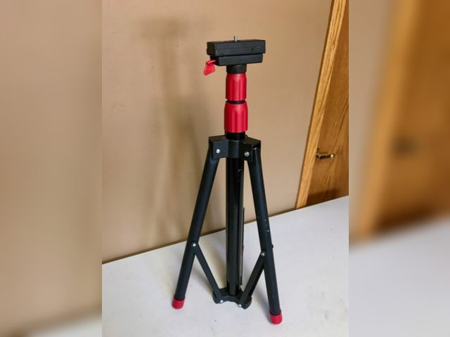 Lot 96-180630 - Tripod 1/4" x 20 Thread
Exact size may vary
Model unknown 
Appears Lightly Used