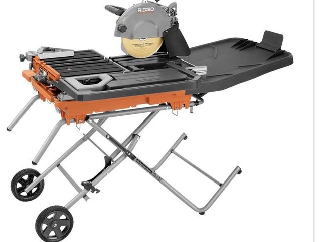 Lot 96-211367 - RIDGID 15 Amp 10 in. Wet Tile Saw with Portable Stand MSRP $899 New
