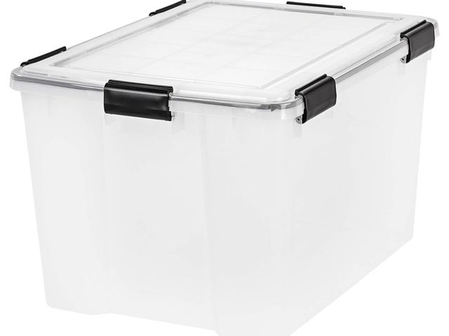 Lot 96-181094 - IRIS WEATHERTIGHT 14.5 in. H x 17.75 in. W x 23.6 in. D Stackable Storage Tote Unused