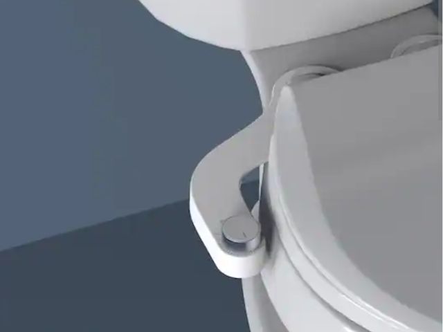 Lot 96-162320 - Brondell FreshSpa Comfort+ Ambient Temperature Non- Electric Bidet Attachment in White New