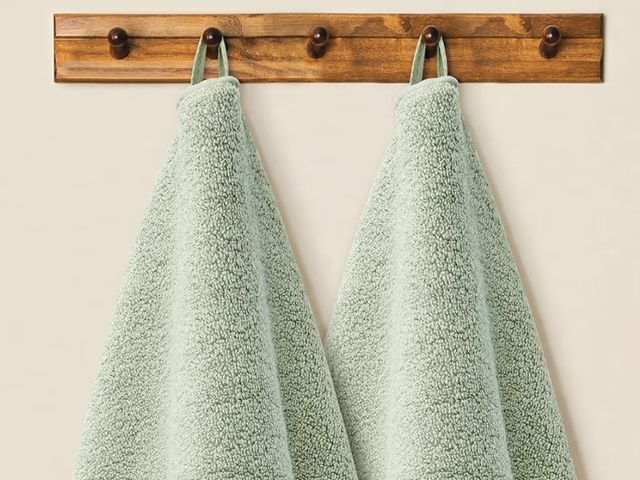 Lot 96-233130 - 2 Pack Green Hand Towels  unused