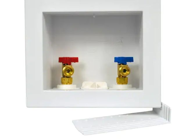 Lot 96-162432 - Oatey
Quadtro 1/2 in. x 1/2 in. PEX Compatible Washing Machine Outlet Box with 1/4 Turn Valves