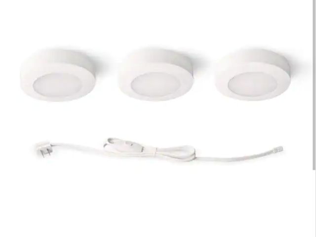 Lot 96-178491 - Commercial Electric 3-Light Plug-In LED White Puck Light Kit with CCT Changing (2700K/3000K/4000K) N...