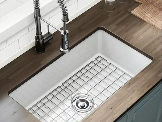 Lot 96-162153 - HOROW
White Fireclay 32 in. Single Bowl Undermount/Drop-In Kitchen Sink with Basket Strainer and Sin...