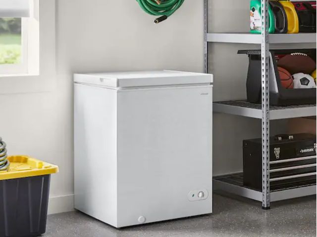 Lot 96-194109 - Vissani 5.0 cu. ft. Manual Defrost Chest Freezer with LED Light in White, Garage Ready New BUT has f...