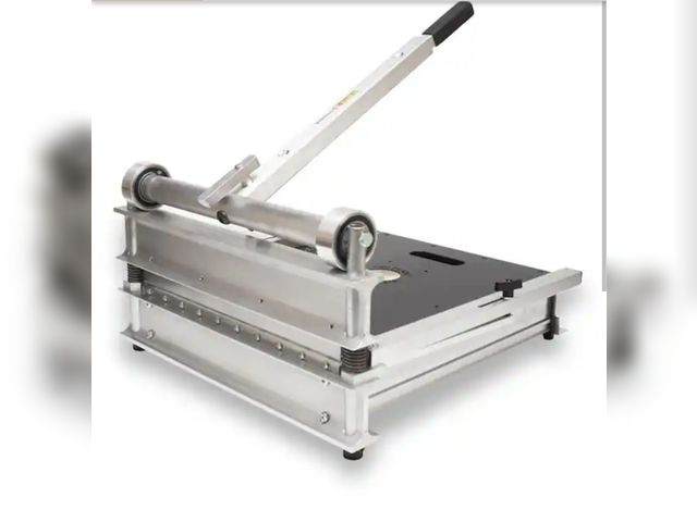 Lot 96-165380 - READ FULL LISTING Magnum Siding Shear, 20 in. (54 lbs./Vol. 2.56) Appears to be incomplete. See phot...