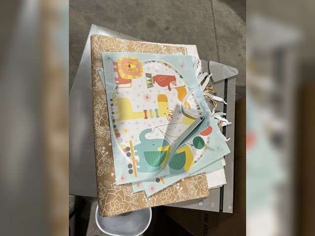 Lot 96-179057 - 7 pack of gift bags some dust from warehouse Unused