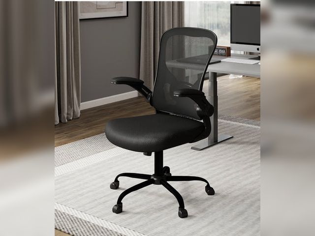 Lot 96-230432 - Black office chair 
Appears new, hardware is loose in bag
Item may differ from stock photo
