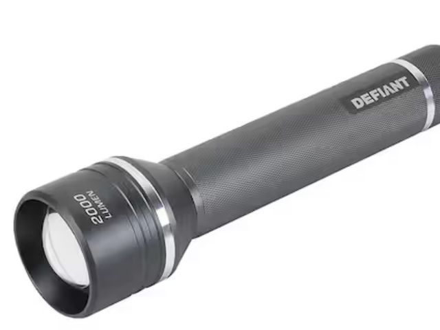 Lot 96-222026 - Defiant
2000 Lumens LED Slide-to-Focusing Alkaline Flashlight
New