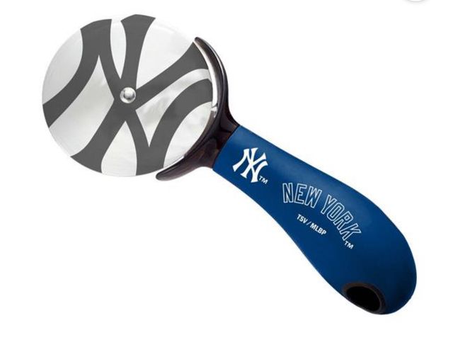 Lot 96-178905 - Sports Vault PZMLB19 MLB New York Yankees Pizza Cutter New