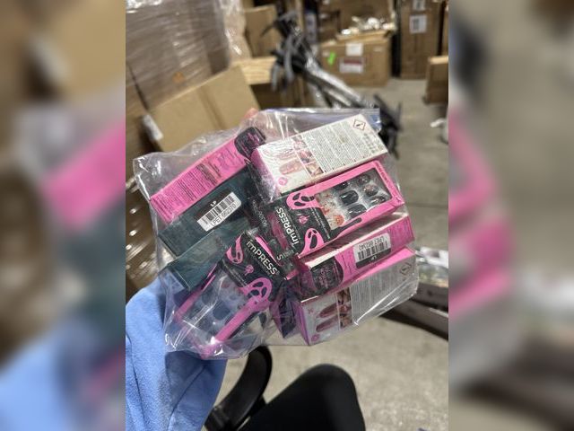 Lot 96-177506 - Mixed Bag of Press on Nails