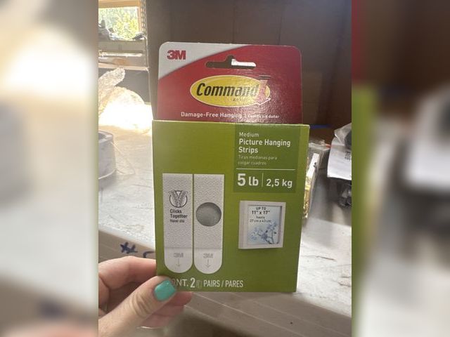 Lot 96-166075 - 6 Packs of 5lb Command Strips

New