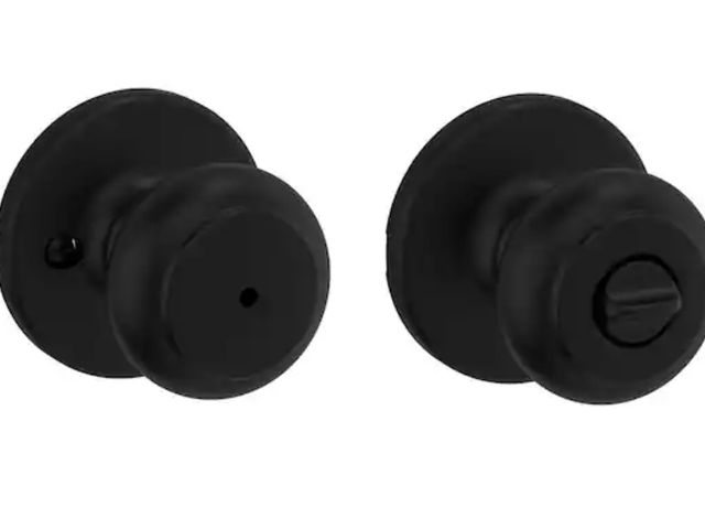 Lot 96-164702 - Kwikset
Cove Matte Black Privacy Door Knob with Lock for Bedroom or Bathroom featuring Microban Tech...