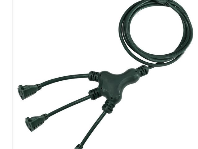 Lot 96-213958 - HDX 40 ft. 16/3 Multi-Directional
Outdoor Extension Cord, Green New