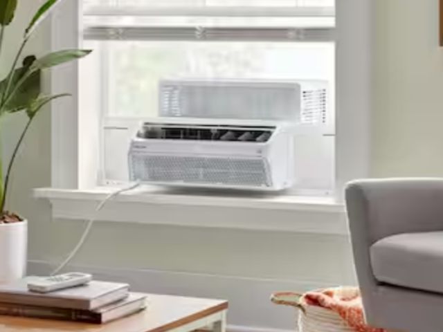 Lot 96-174063 - Vissani 12,000 (DOE) BTU 115-Volt Window Air Conditioner for 550 sq. ft. Rooms appears unused but a ...