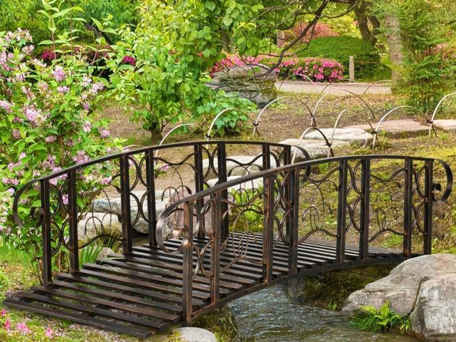 Lot 96-160351 - Outsunny 6' Metal Arch Backyard Garden Bridge with 660 lbs. Weight Capacity, Safety Siderails, Vine ...