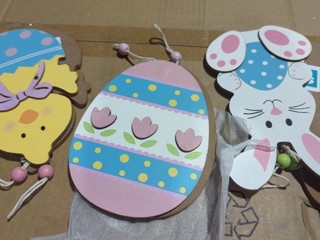 Lot 96-201365 - 6 Pack of Wooden Easter Hanging Decorations New