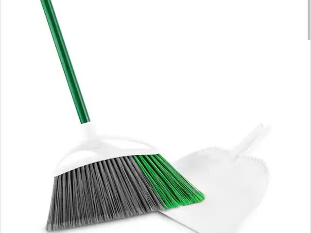 Lot 96-194116 - Libman 15 in. Extra-Large Precision Angle Broom and Dustpan Set with Steel Handle New