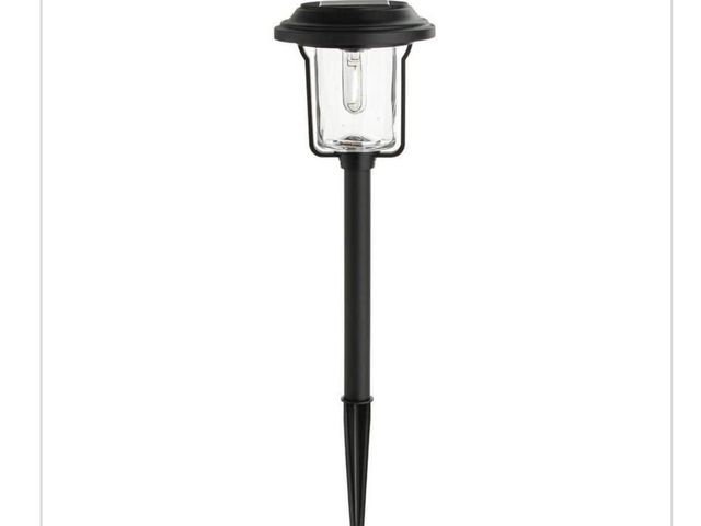 Lot 96-162923 - Hampton Bay 14 Lumen Black
LED Weather Resistant
Outdoor Solar Path Light with Glass Lens Unused