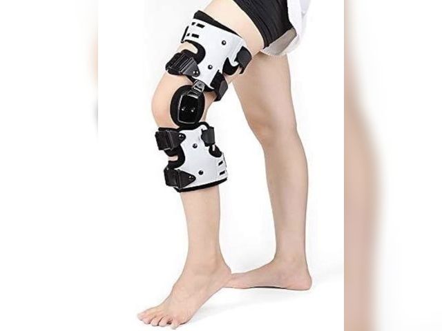 Lot 96-232765 - Knee Brace for Knee Pain Arthritis Hinged ROM Knee Brace, Adjustable Post Op Patella Brace Support S...